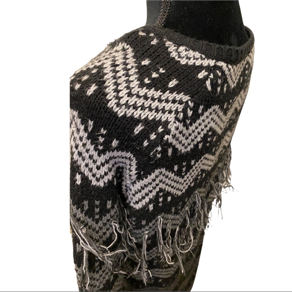 SZ M Romeo & Juliet Couture VNeck fringe tassel sweater - Picture 5 of 6